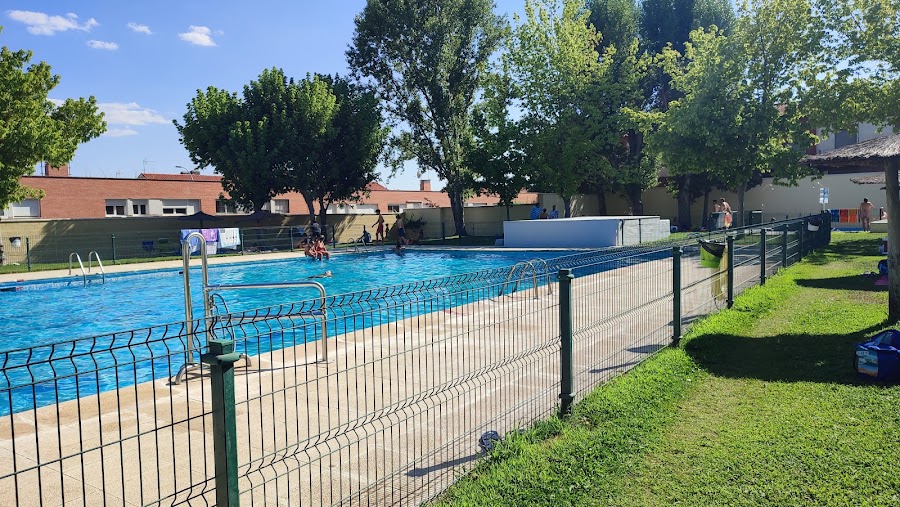 Piscina descubierta municipal de Azucaica